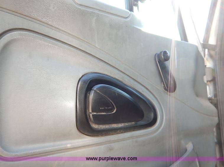 image for item I5088 2007 International 7400 refuse truck