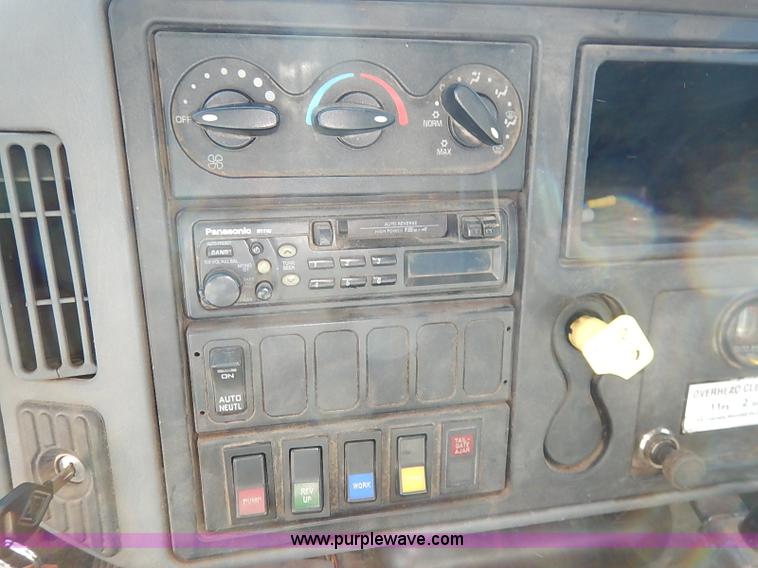 image for item I5088 2007 International 7400 refuse truck