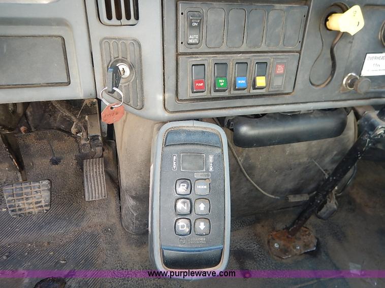 image for item I5088 2007 International 7400 refuse truck