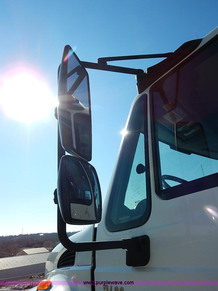 image for item I5088 2007 International 7400 refuse truck