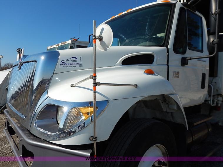 image for item I5088 2007 International 7400 refuse truck