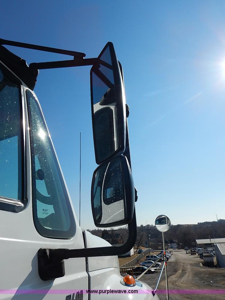 image for item I5088 2007 International 7400 refuse truck