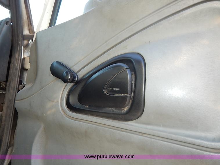 image for item I5088 2007 International 7400 refuse truck