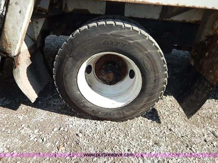 image for item I5088 2007 International 7400 refuse truck