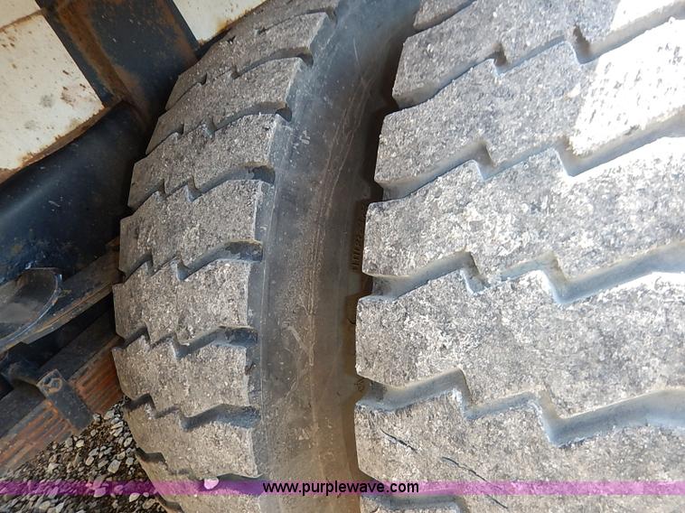 image for item I5088 2007 International 7400 refuse truck