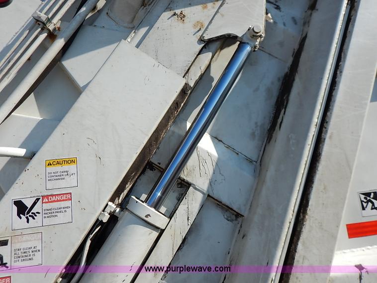 image for item I5088 2007 International 7400 refuse truck