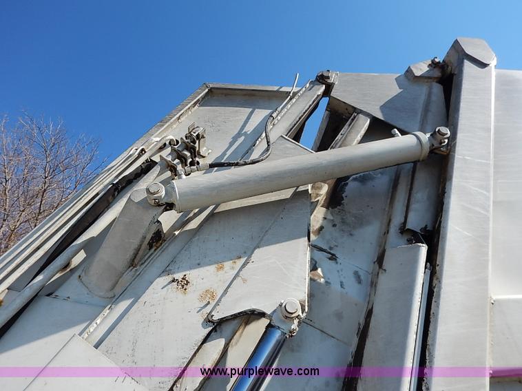 image for item I5088 2007 International 7400 refuse truck