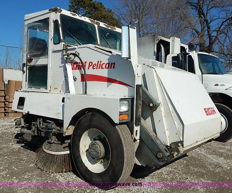 image for item I5090 2006 Elgin Pelican street sweeper
