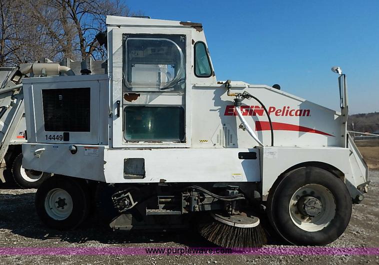 image for item I5090 2006 Elgin Pelican street sweeper