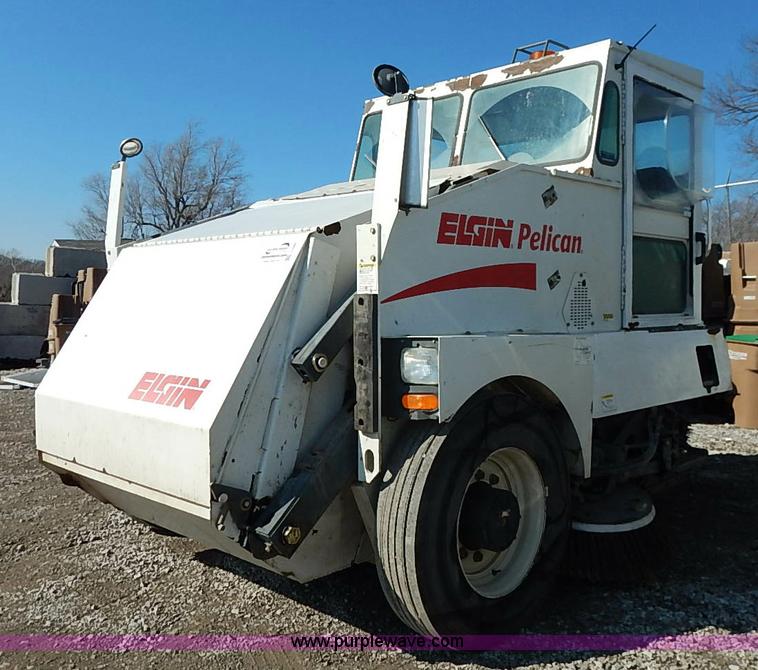 image for item I5090 2006 Elgin Pelican street sweeper
