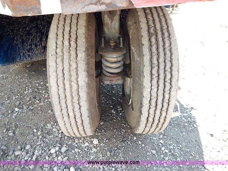 image for item I5090 2006 Elgin Pelican street sweeper