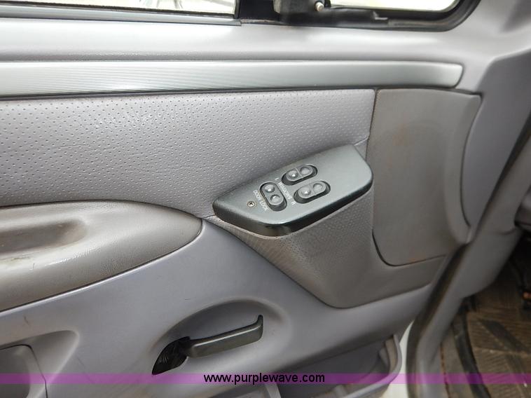 image for item I5121 1995 Ford F350 XLT ambulance