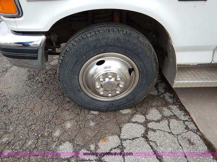 image for item I5121 1995 Ford F350 XLT ambulance
