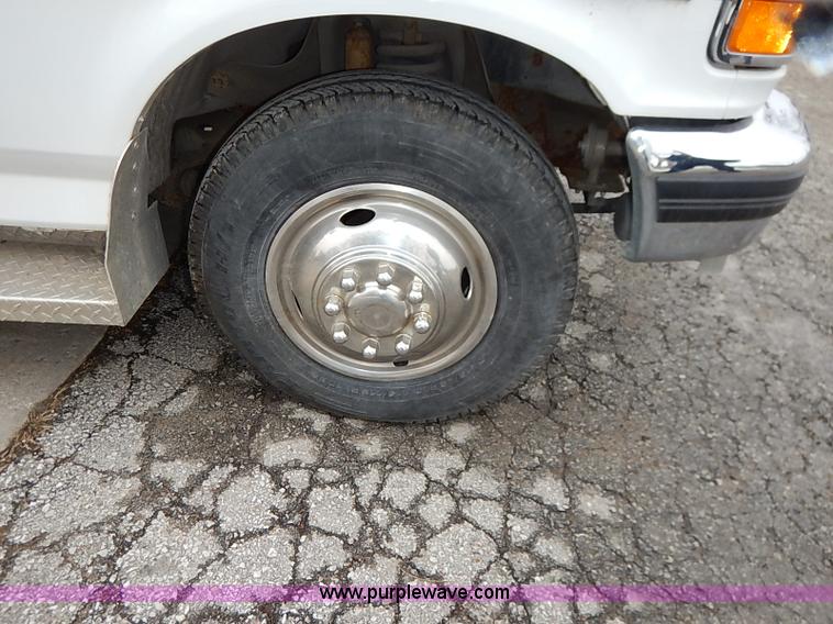 image for item I5121 1995 Ford F350 XLT ambulance