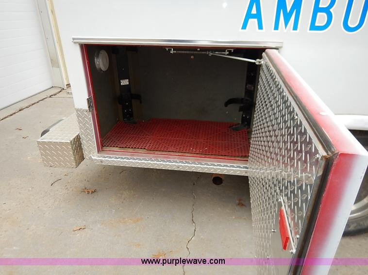 image for item I5121 1995 Ford F350 XLT ambulance