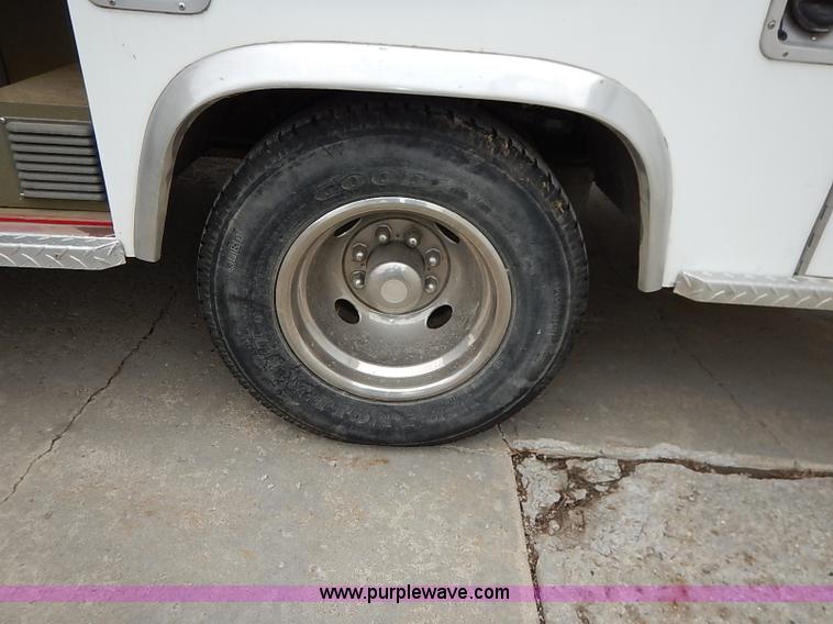 image for item I5121 1995 Ford F350 XLT ambulance