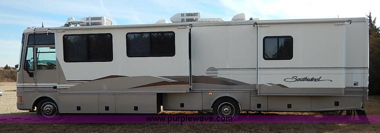image for item I5127 2000 Ford 36T Fleetwood Southwind RV