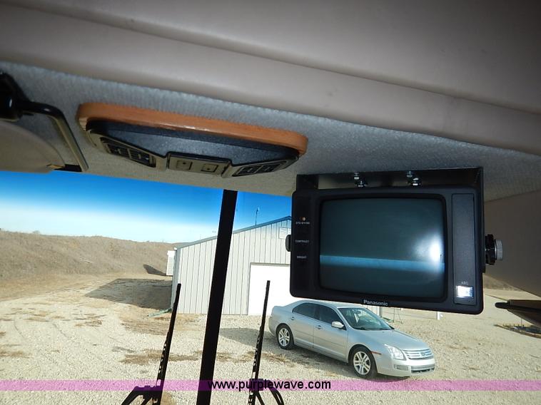 image for item I5127 2000 Ford 36T Fleetwood Southwind RV