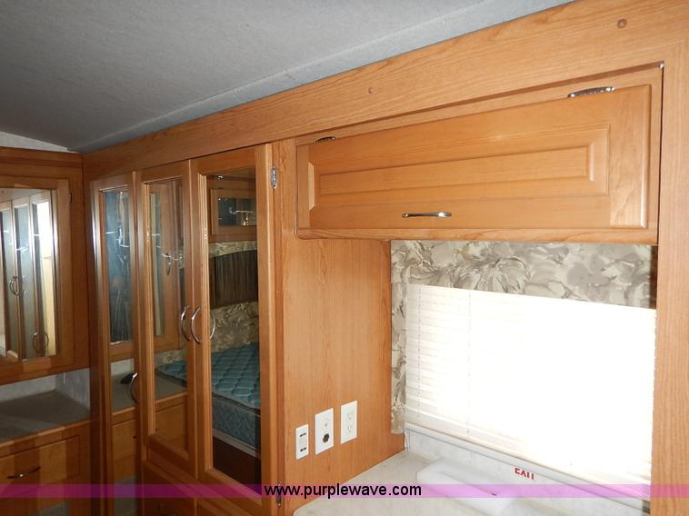 image for item I5127 2000 Ford 36T Fleetwood Southwind RV