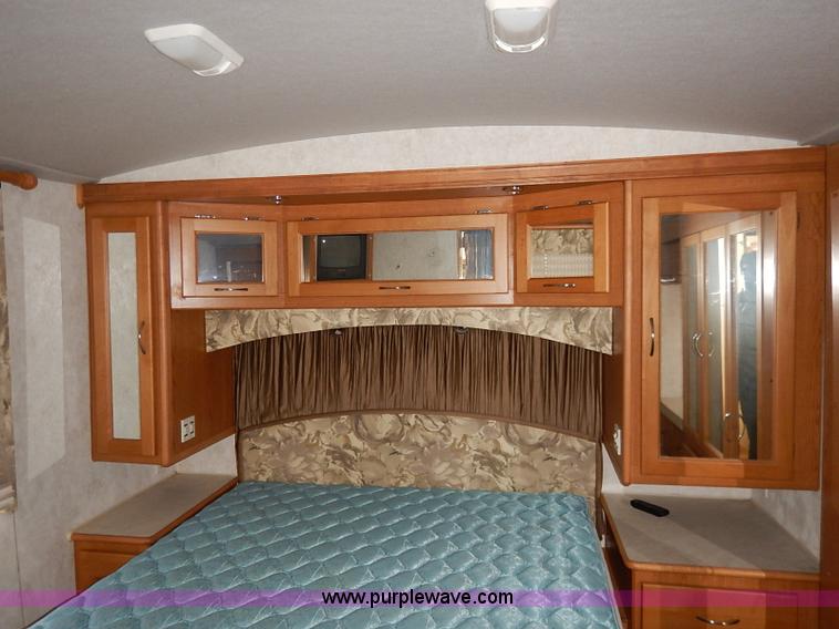 image for item I5127 2000 Ford 36T Fleetwood Southwind RV