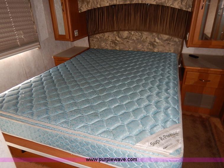 image for item I5127 2000 Ford 36T Fleetwood Southwind RV