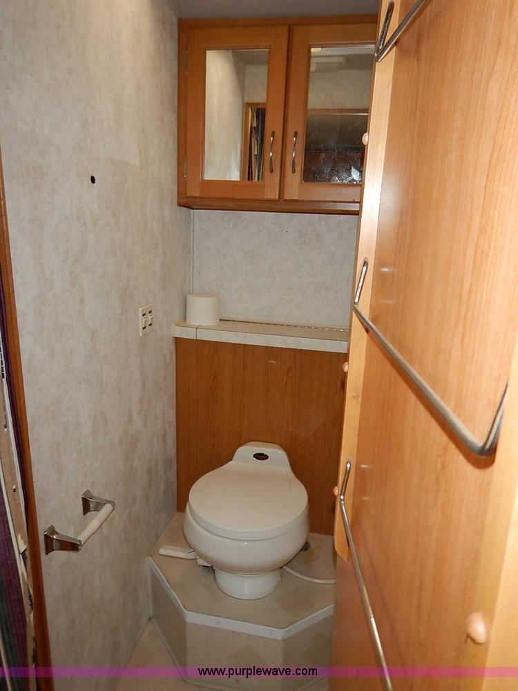 image for item I5127 2000 Ford 36T Fleetwood Southwind RV