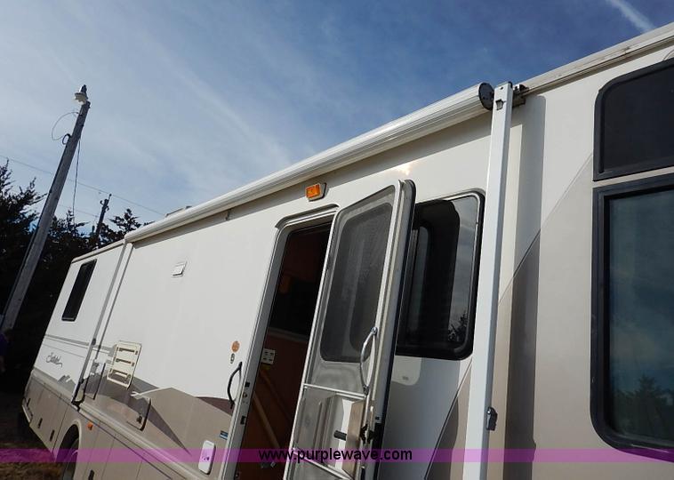 image for item I5127 2000 Ford 36T Fleetwood Southwind RV