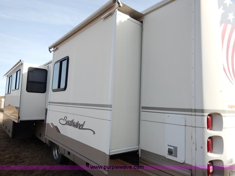 image for item I5127 2000 Ford 36T Fleetwood Southwind RV