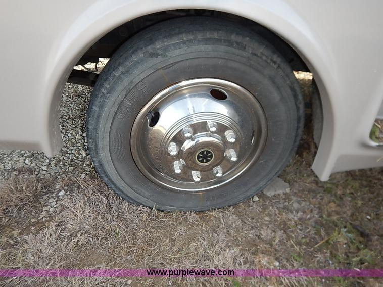 image for item I5127 2000 Ford 36T Fleetwood Southwind RV