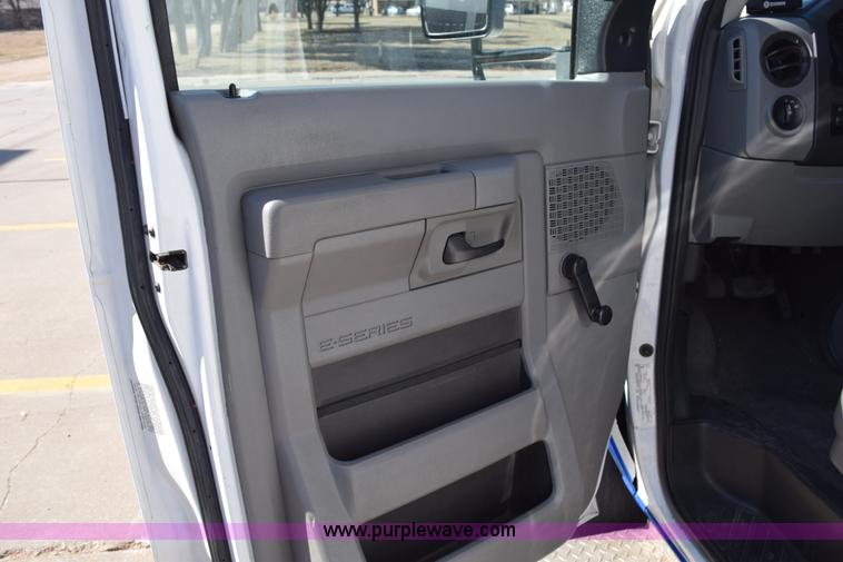 image for item K2295 2010 Ford Econoline E450 bus