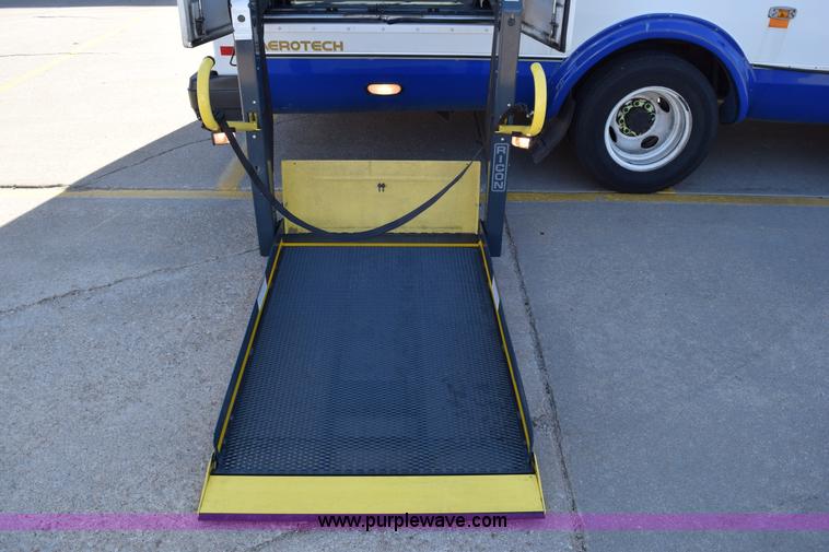 image for item K2295 2010 Ford Econoline E450 bus