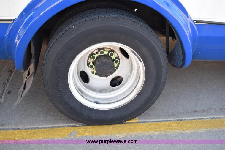 image for item K2295 2010 Ford Econoline E450 bus