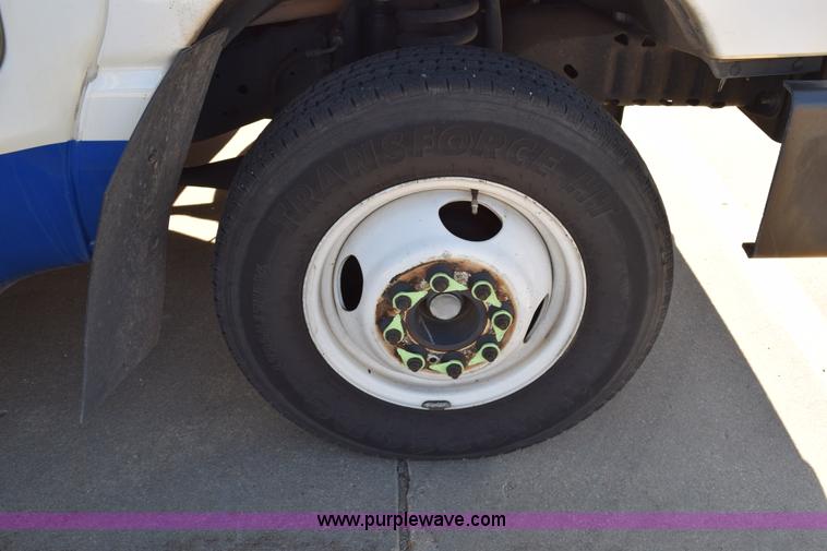 image for item K2295 2010 Ford Econoline E450 bus