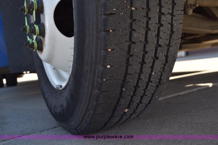 image for item K2295 2010 Ford Econoline E450 bus