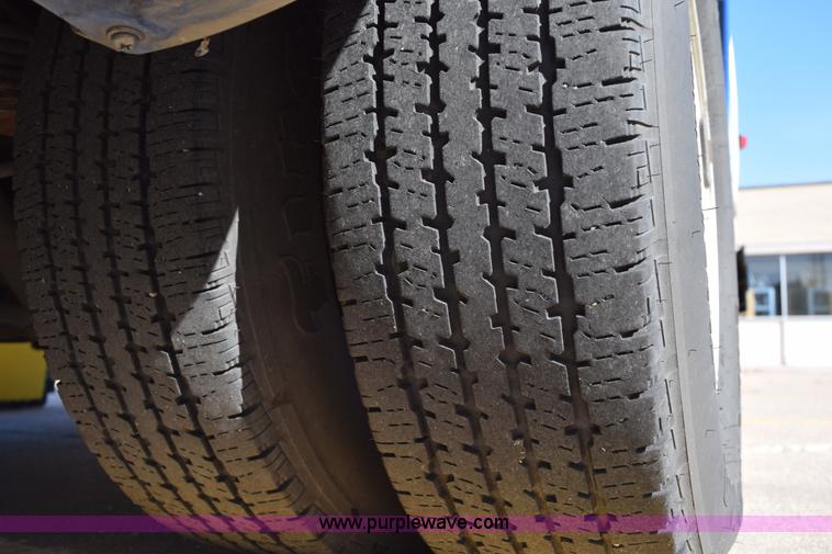 image for item K2295 2010 Ford Econoline E450 bus