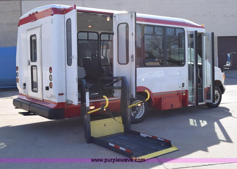 image for item K2296 2006 Ford E350 Super Duty bus