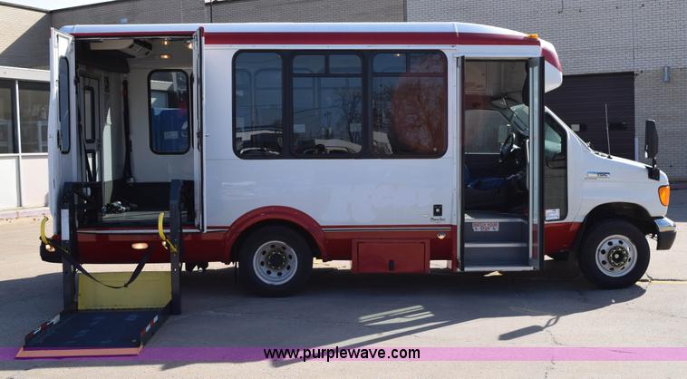 image for item K2296 2006 Ford E350 Super Duty bus