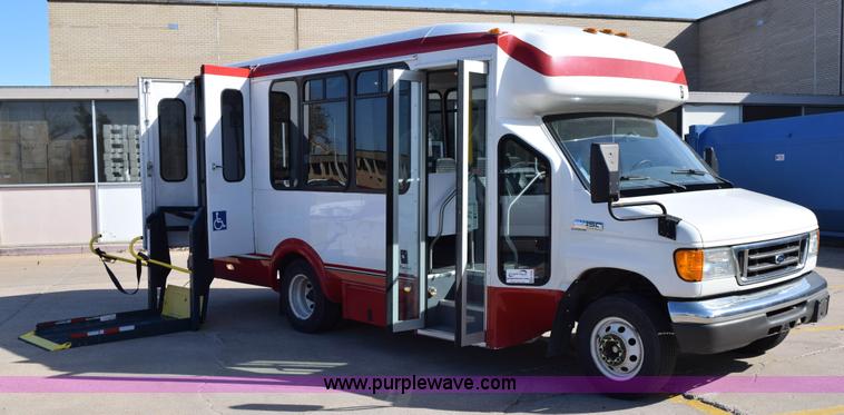 image for item K2296 2006 Ford E350 Super Duty bus