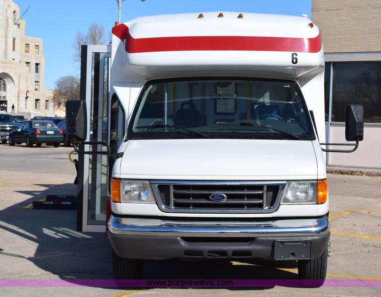 image for item K2296 2006 Ford E350 Super Duty bus