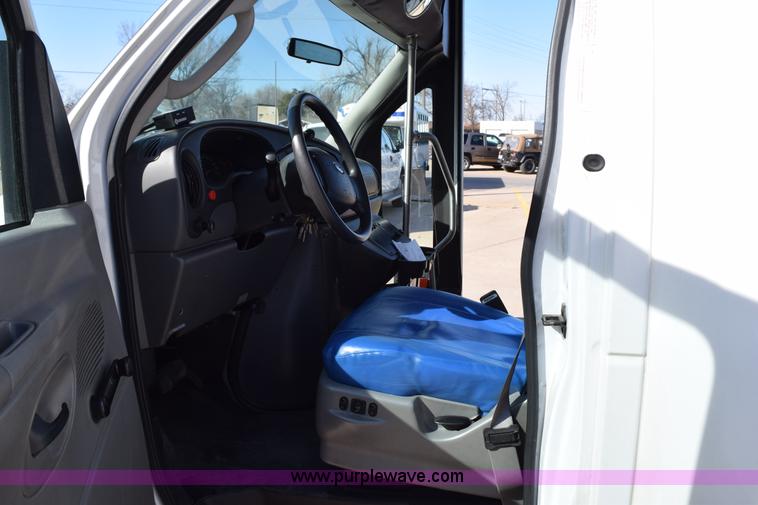 image for item K2296 2006 Ford E350 Super Duty bus