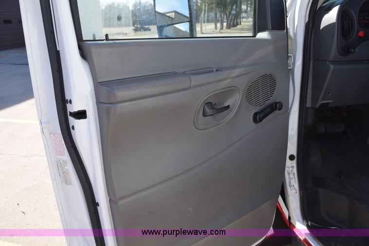 image for item K2296 2006 Ford E350 Super Duty bus