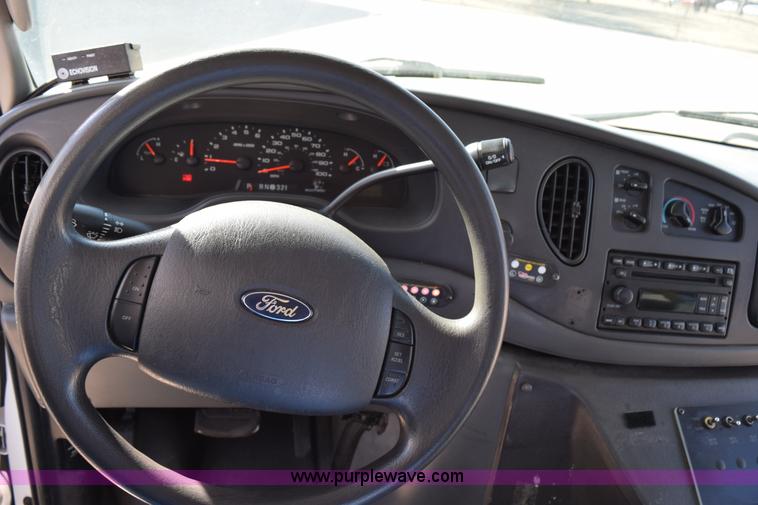image for item K2296 2006 Ford E350 Super Duty bus