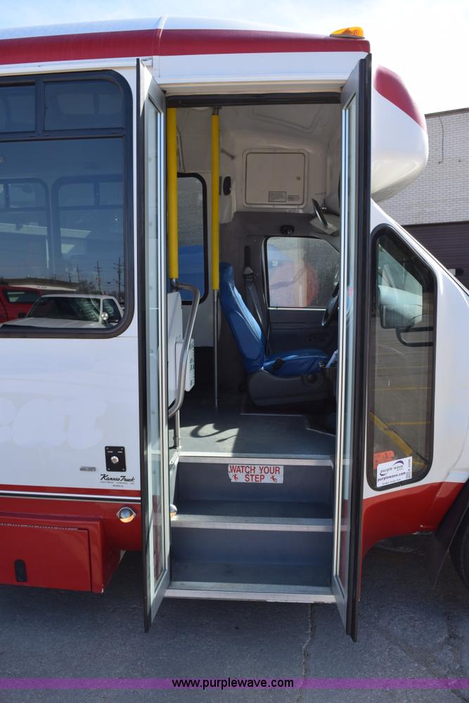 image for item K2296 2006 Ford E350 Super Duty bus