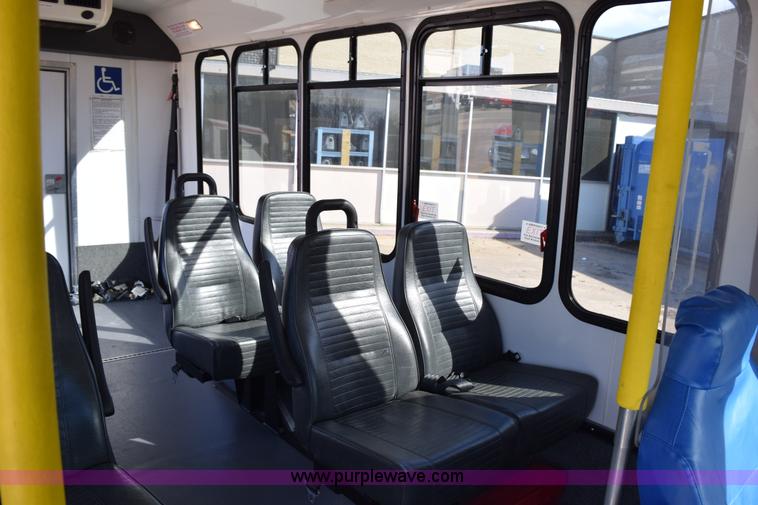 image for item K2296 2006 Ford E350 Super Duty bus