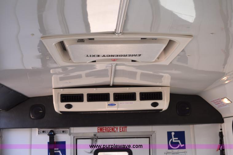 image for item K2296 2006 Ford E350 Super Duty bus