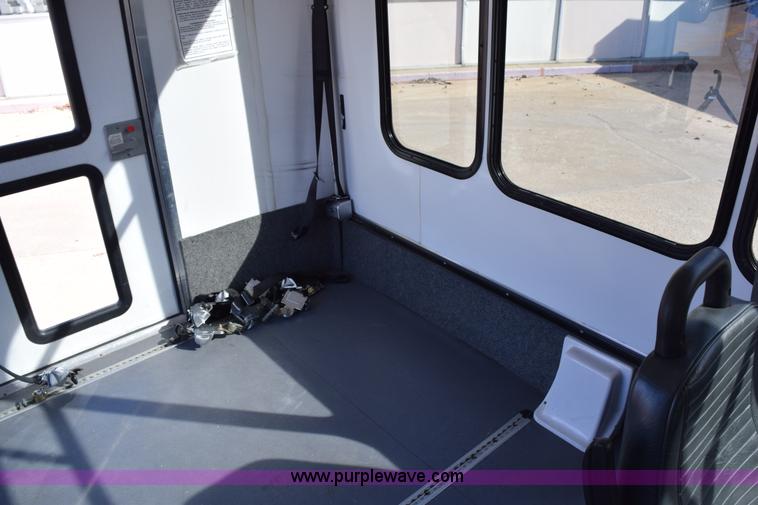 image for item K2296 2006 Ford E350 Super Duty bus