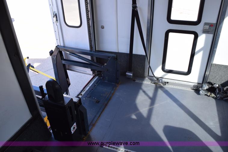 image for item K2296 2006 Ford E350 Super Duty bus