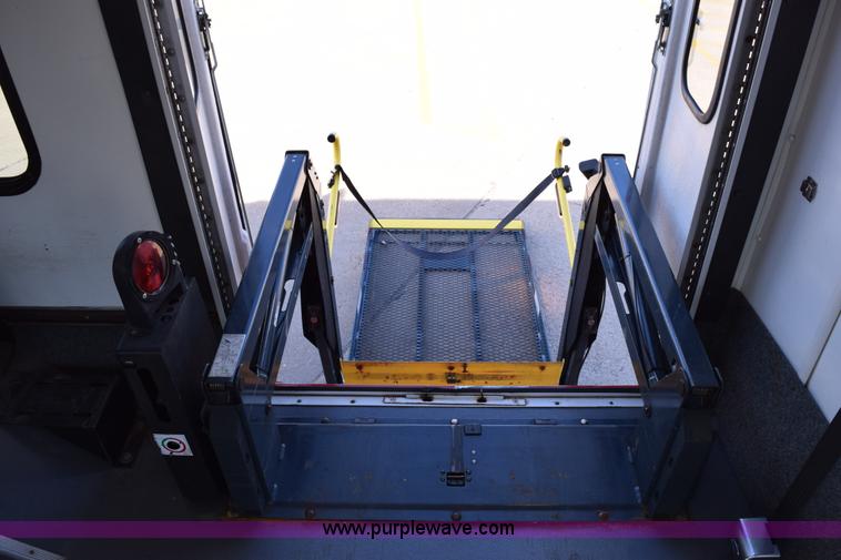 image for item K2296 2006 Ford E350 Super Duty bus