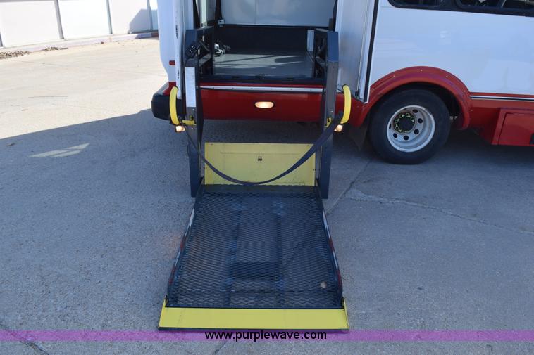 image for item K2296 2006 Ford E350 Super Duty bus