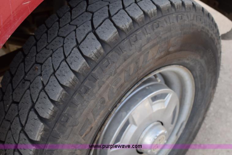 image for item K2302 1994 Ford F250 XL HD flatbed pickup truck